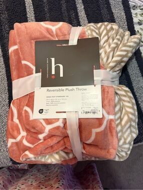 BRAND NEW Home Expressions Reversible Plush Throw blanket
